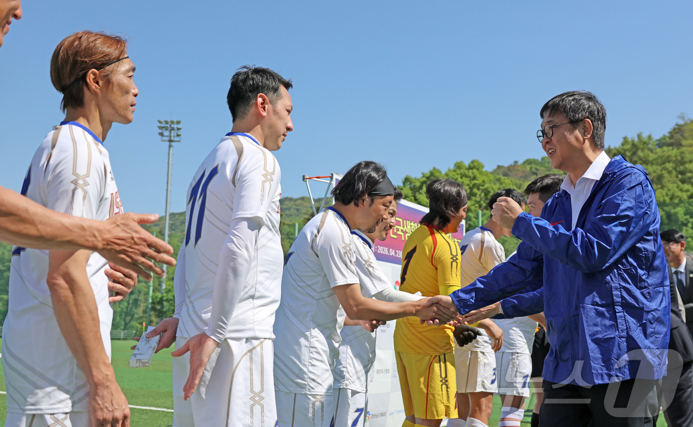 (서울=뉴스1) = 최휘영 문화체육관광부 장관이 25일 2026 전국생활체육대축전 축구 경기가 열리고 있는 경남 김해시민체육공원을 찾아 선수들을 격려하고 있다. (문화체육관광부 제 …