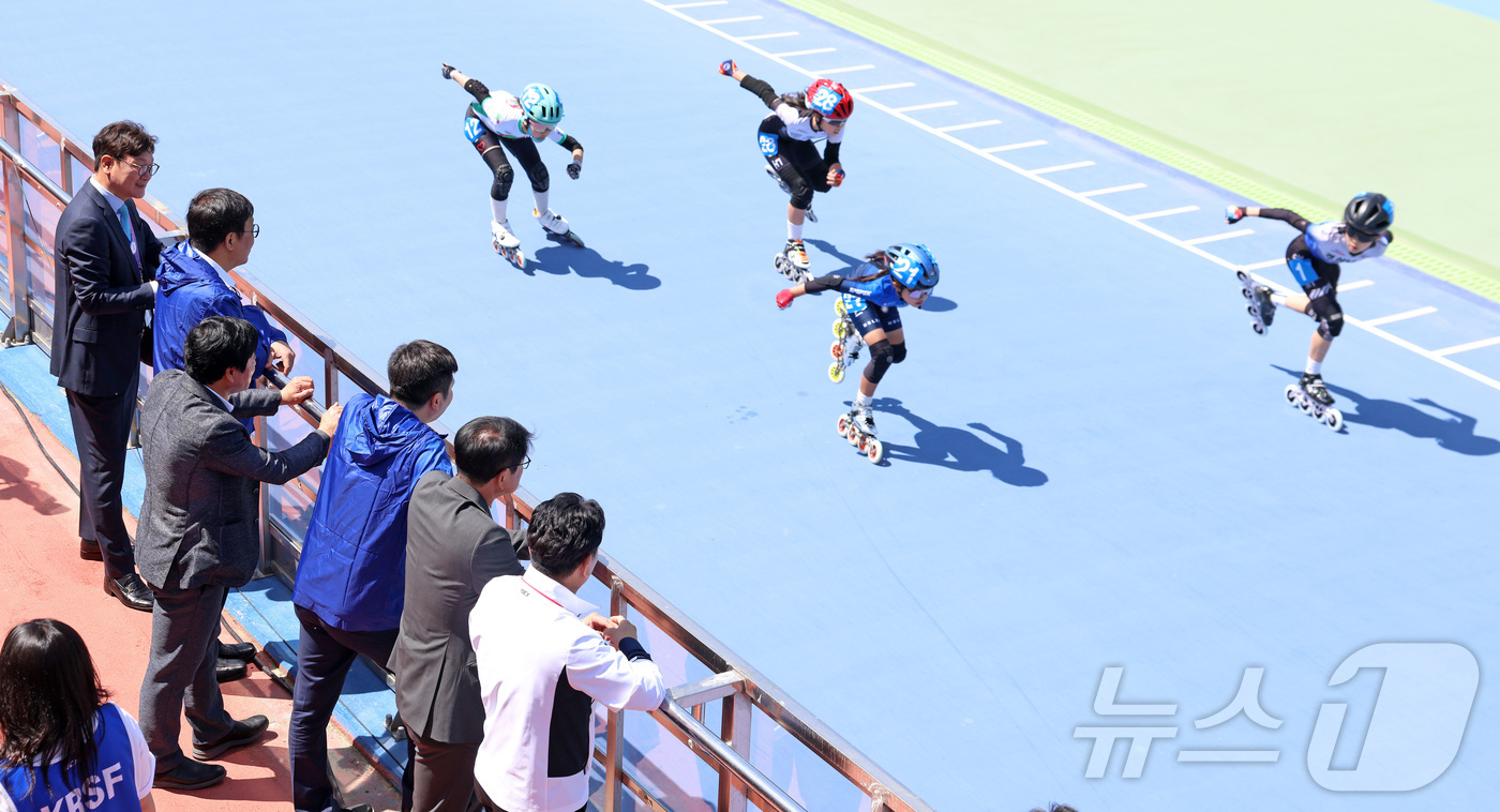 (서울=뉴스1) = 최휘영 문화체육관광부 장관이 25일 2026 전국생활체육대축전 인라인스케이트 경기가 열리고 있는 경남 김해 삼계인라인스케이트장을 찾아 유승민 대한체육회장과 함께 …