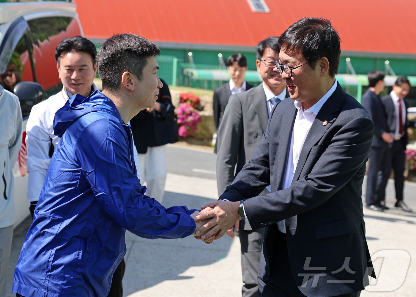 (서울=뉴스1) = 최휘영 문화체육관광부 장관이 25일 2026 전국생활체육대축전 축구 경기가 열리고 있는 경남 김해시민체육공원을 찾아 유승민 대한체육회장과 인사를 나누고 있다. …