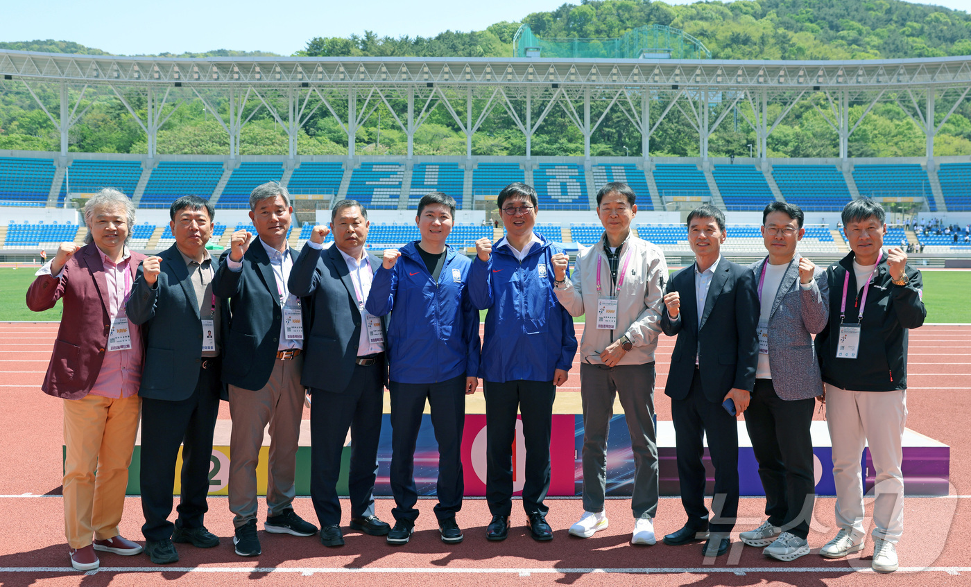 (서울=뉴스1) = 최휘영 문화체육관광부 장관이 25일 2026 전국생활체육대축전 인라인스케이트 경기가 열리고 있는 경남 김해 삼계인라인스케이트장을 찾아 유승민 대한체육회장을 비롯 …