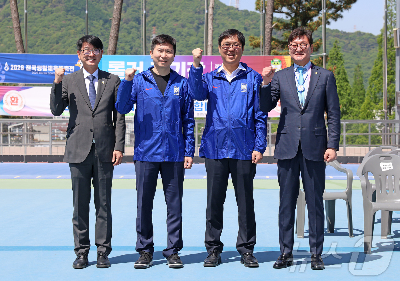 (서울=뉴스1) = 최휘영 문화체육관광부 장관이 25일 2026 전국생활체육대축전 인라인스케이트 경기가 열리고 있는 경남 김해 삼계인라인스케이트장을 찾아 유승민 대한체육회장을 비롯 …
