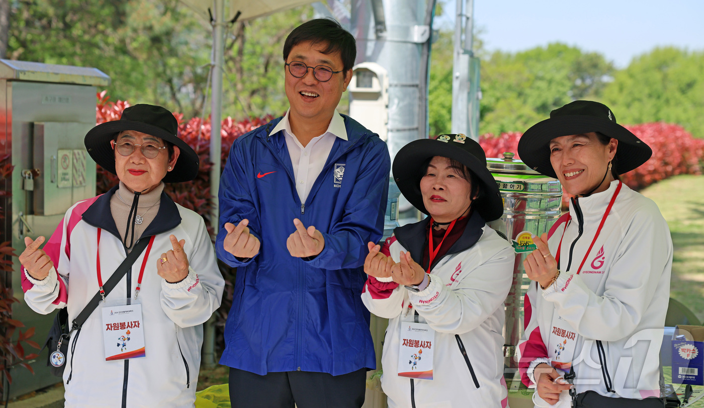 (서울=뉴스1) = 최휘영 문화체육관광부 장관이 25일 2026 전국생활체육대축전 축구 경기가 열리고 있는 경남 김해시민체육공원을 찾아 자원봉사자들과 기념촬영을 하고 있다. (문화 …