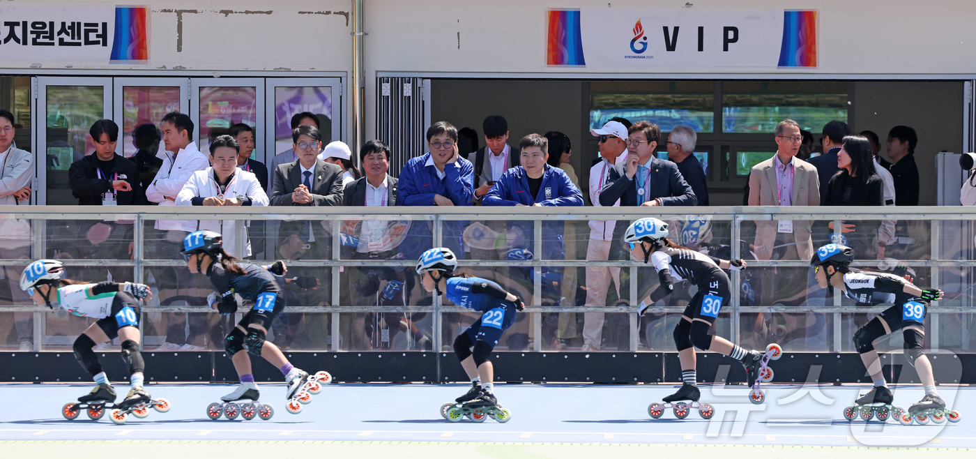 (서울=뉴스1) = 최휘영 문화체육관광부 장관이 25일 2026 전국생활체육대축전 인라인스케이트 경기가 열리고 있는 경남 김해 삼계인라인스케이트장을 찾아 유승민 대한체육회장과 함께 …
