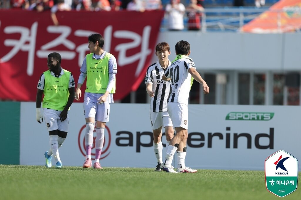 본문 이미지 - FC서울은 25일 열린 하나은행 K리그1 2026 10라운드 강원FC와 원정 경기에서 2-1로 이겼다. (한국프로축구연맹 제공)