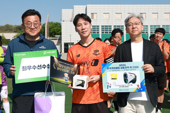 뉴스1, 기협 축구대회 사상 첫 '우승'…성동권 기자 '최우수 선수상' 수상