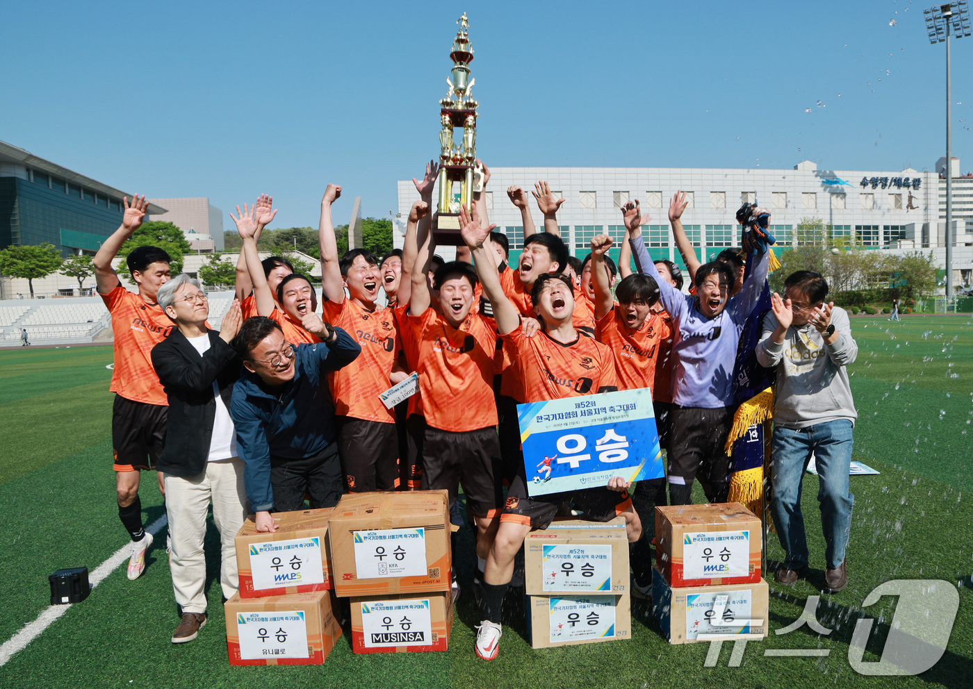 (고양=뉴스1) 임세영 기자 = 뉴스1이 25일 경기 고양 어울림누리 별무리경기장에서 열린 기자협회 축구대회 시상식에서 우승 트로피를 들고 기념촬영을 하고 있다.이날 뉴스1은 결승 …