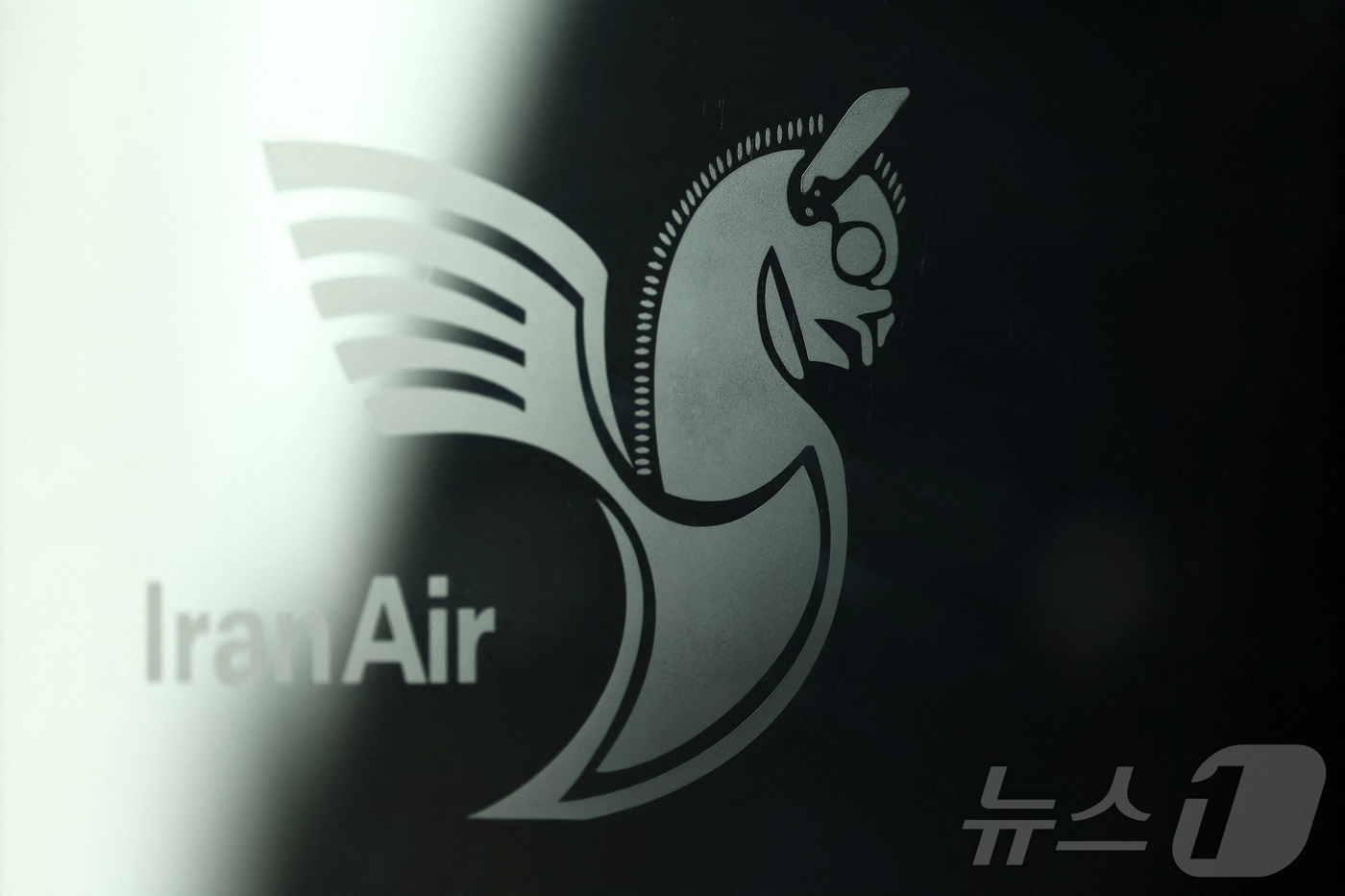 (테헤란 로이터=뉴스1) 장용석 기자 = 미국과 이란 간 휴전 속에 25일(현지시간) 국제선 항공편 운항이 일부 재개된 이란 테헤란 이맘 호메이니 국제공항 터미널에 이란항공 로고가 …