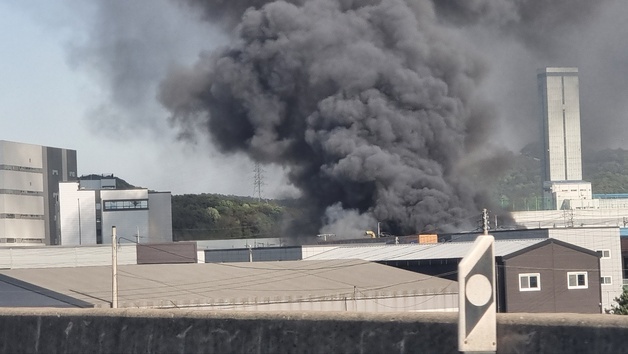 화성 안녕동 가구·의류 창고서 불…소방 진화 중