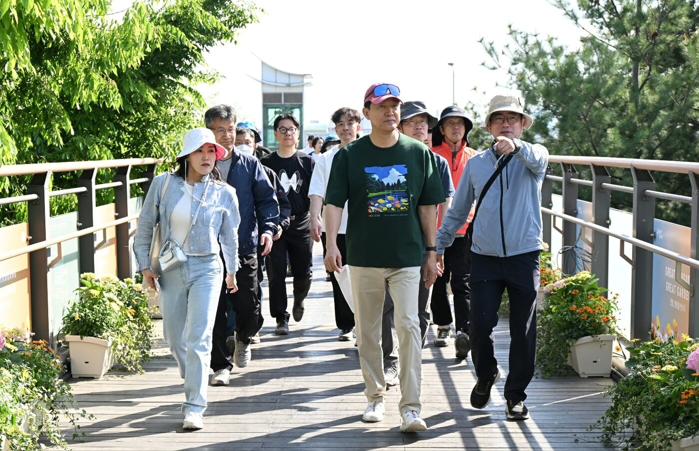 본문 이미지 - 오세훈 서울시장이 25일 '2026 서울국제정원박람회'가 열릴 예정인 서울숲을 방문해 정원 조성 현황을 점검하고 있다.