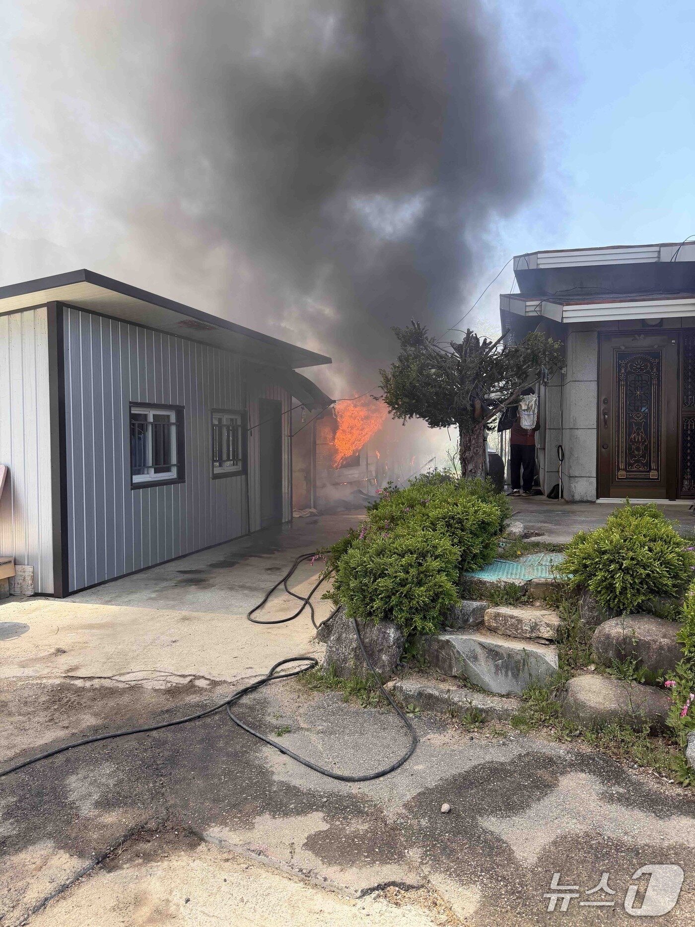 본문 이미지 - 25일 인제 창고화재.(강원도소방본부 제공, 재판매 및 DB 금지) 2026.4.25/뉴스1