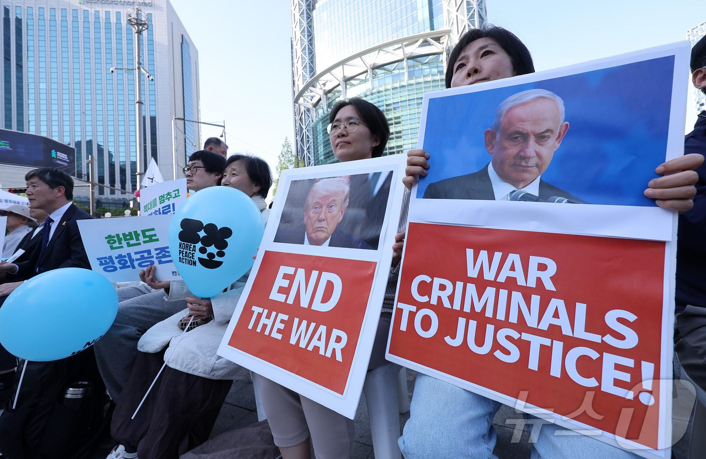 (서울=뉴스1) 김성진 기자 = 25일 오후 서울 종로구 보신각 앞에서 열린 2026 한반도평화대회에서 참가자들이 피켓을 들고 있다.참가자들은 이 자리에서 세계 곳곳의 침략전쟁 중 …
