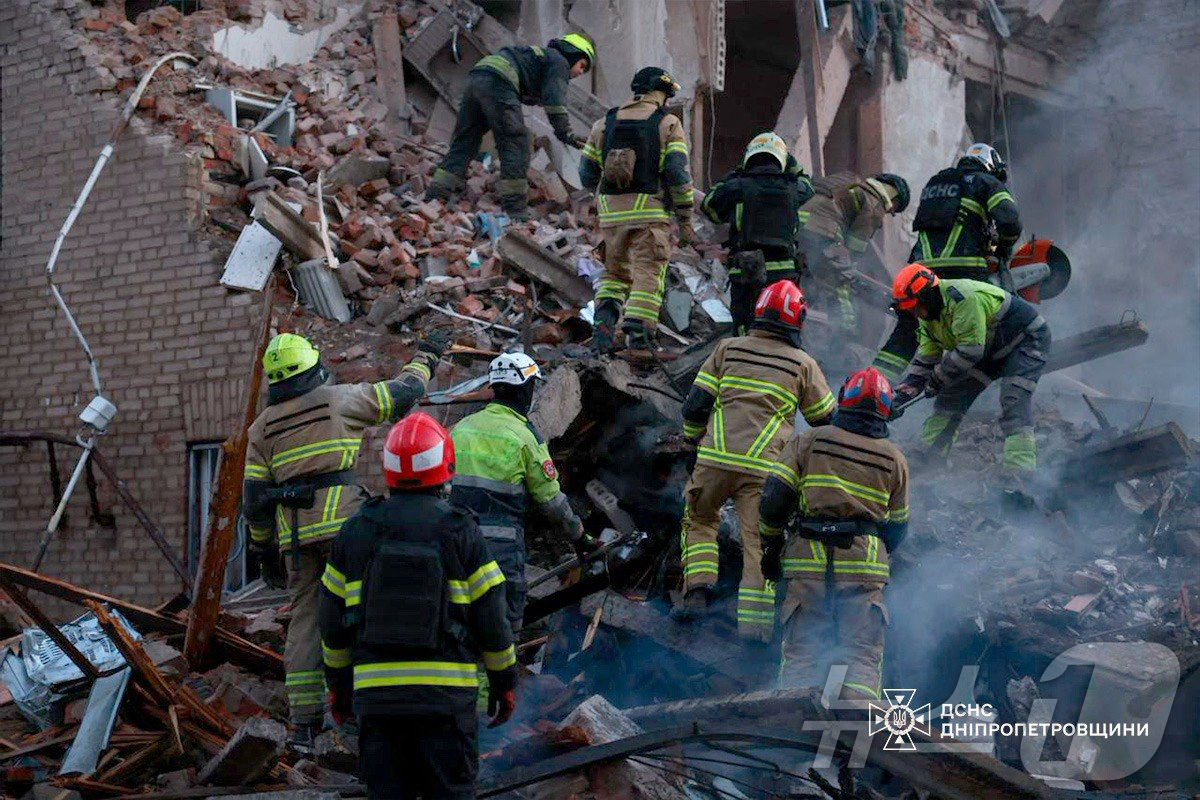 (드니프로 AFP=뉴스1) 장용석 기자 = 우크라이나 국가비상서비스가 25일(현지시간) 공개한 사진에서 구조대원들이 러시아군의 공격을 받은 우크라이나 동부 드니프로의 주택 잔해를 …