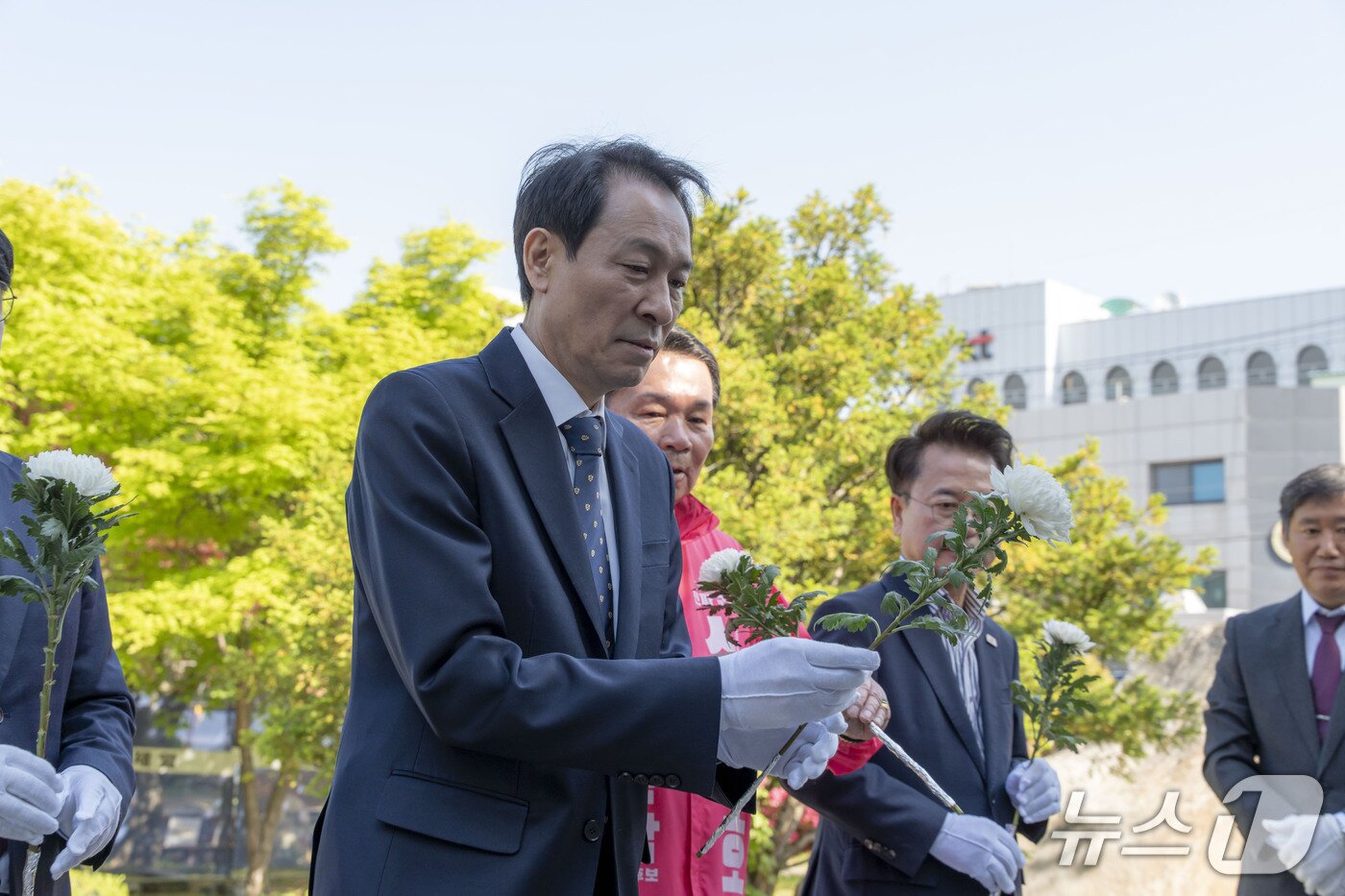 본문 이미지 - 우상호 더불어민주당 강원도지사 후보가 25일 춘천고등학교 개교 102주년 기념식에 참석해 상록탑에 헌화하고 있다.(후보 측 제공, 재판매 및 DB 금지) 2026.4.25/뉴스1