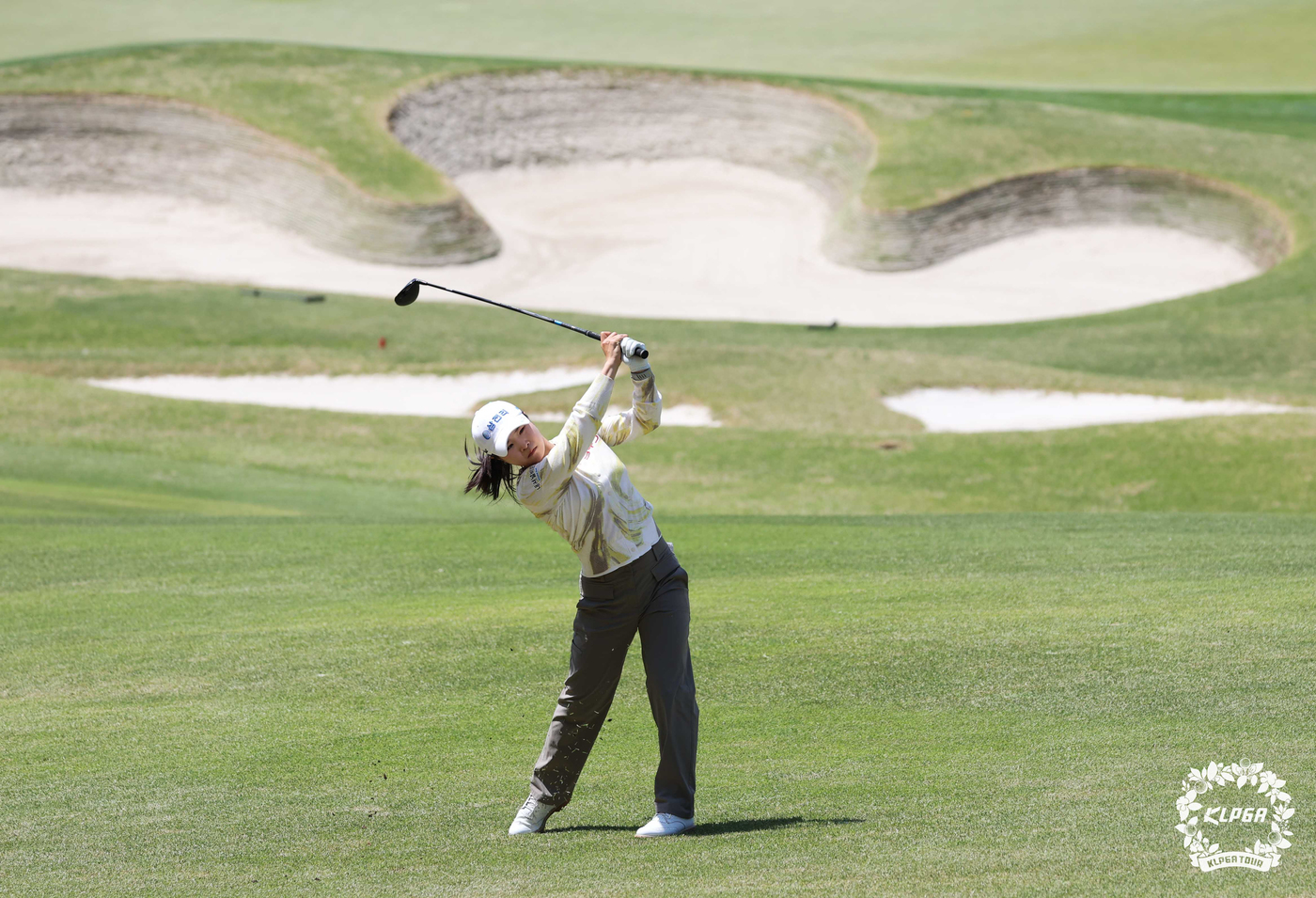 (서울=뉴스1) = 고지원이 25일 충북 충주 킹스데일 골프클럽에서 열린 한국여자프로골프(KLPGA) 투어 덕신EPC 챔피언십 2라운드 9번홀에서 세컨드샷을 하고 있다. (KLPG …