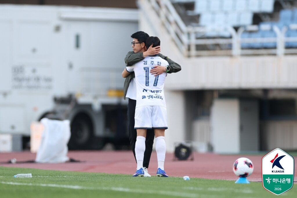 본문 이미지 - 김천 상무가 25일 열린 하나은행 K리그1 2026 10라운드 원정 경기에서 부천FC를 2-0으로 꺾고 개막 10경기 만에 첫 승리를 따냈다. (한국프로축구연맹 제공)