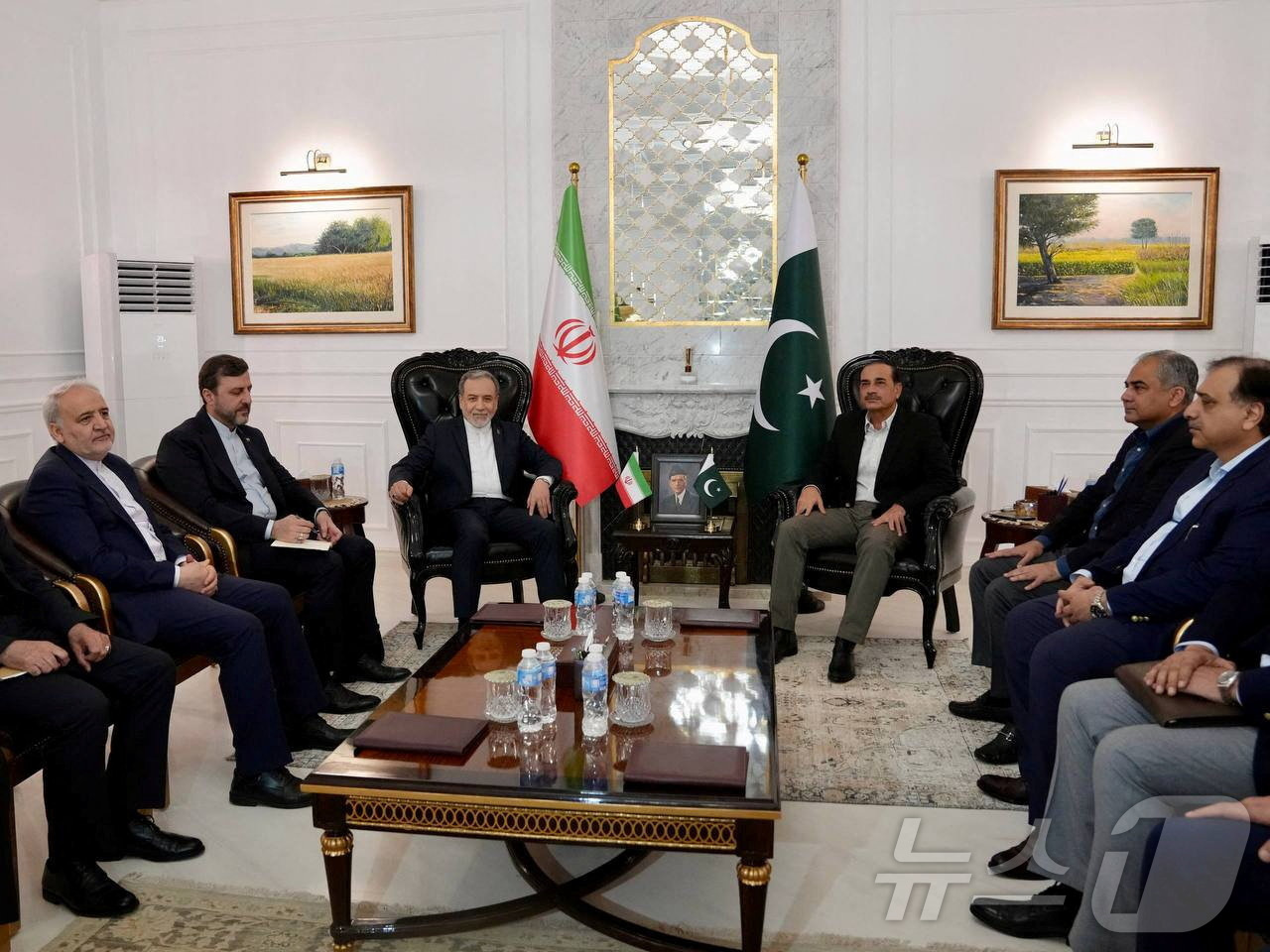 (이슬라마바드 로이터=뉴스1) 장용석 기자 = 아바스 아라그치 이란 외무장관(왼쪽에서 세 번째)이 25일(현지시간) 파키스탄 이슬라마바드에서 아심 무니르 파키스탄 육군참모총장(오른 …