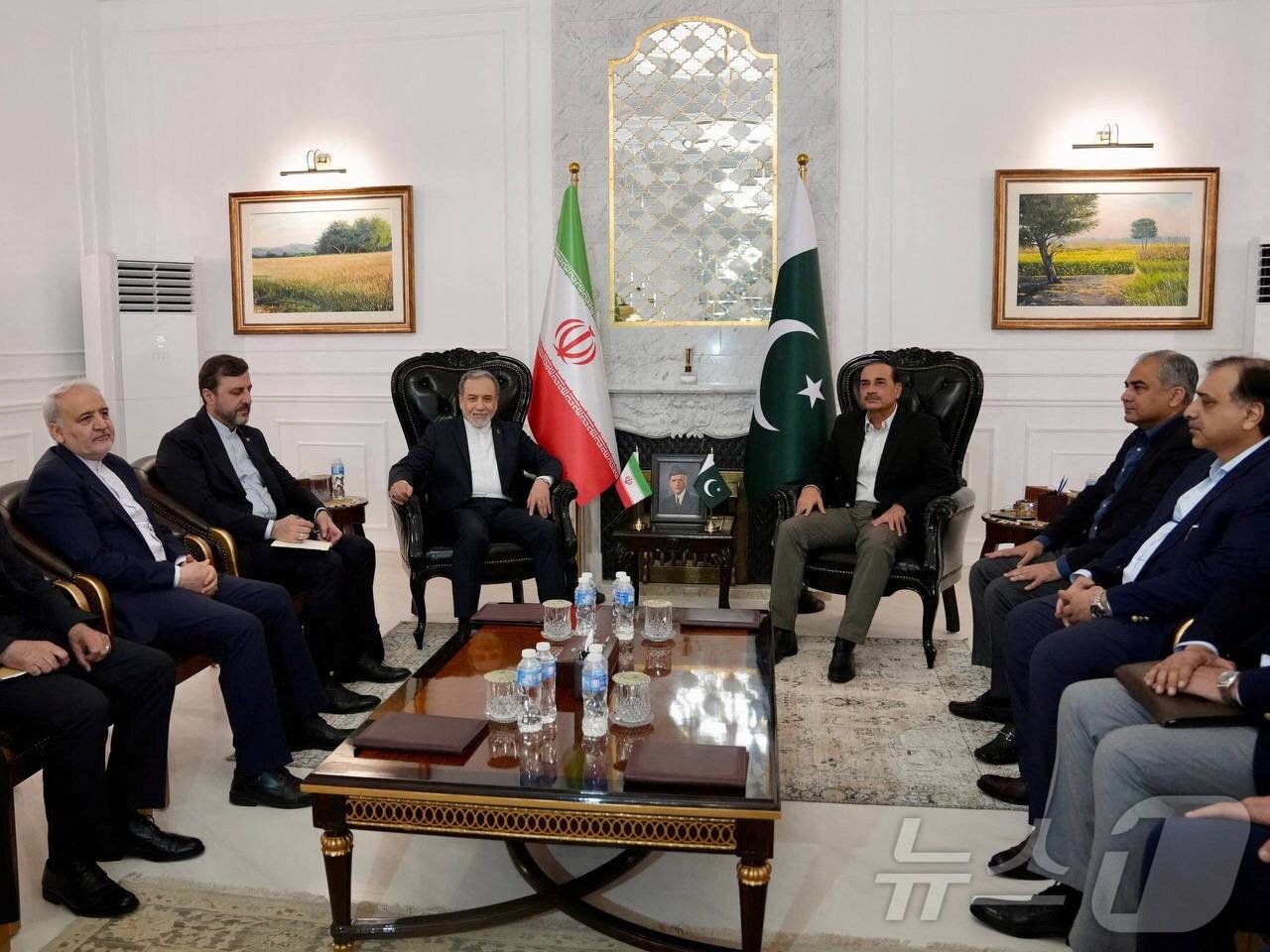 본문 이미지 - 아바스 아라그치 이란 외무장관(왼쪽에서 세 번째)이 25일(현지시간) 파키스탄 이슬라마바드에서 아심 무니르 파키스탄 군총사령관(오른쪽에서 세 번째)과 회담하고 있다. 2026.4.25 ⓒ 로이터=뉴스1