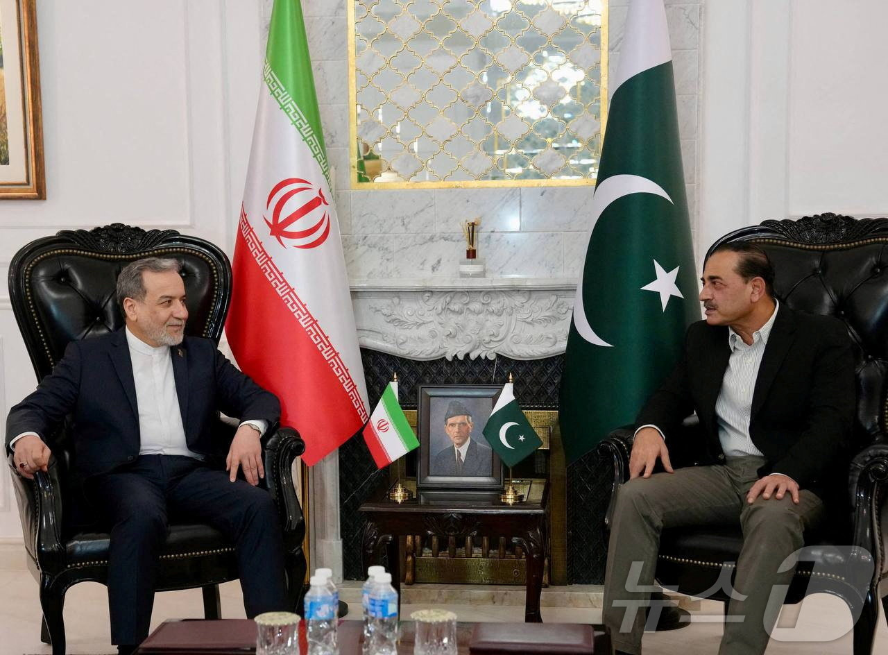 (이슬라마바드 로이터=뉴스1) 장용석 기자 = 아바스 아라그치 이란 외무장관(왼쪽)이 25일(현지시간) 파키스탄 이슬라마바드에서 아심 무니르 파키스탄 육군참모총장과 회담하고 있다. …