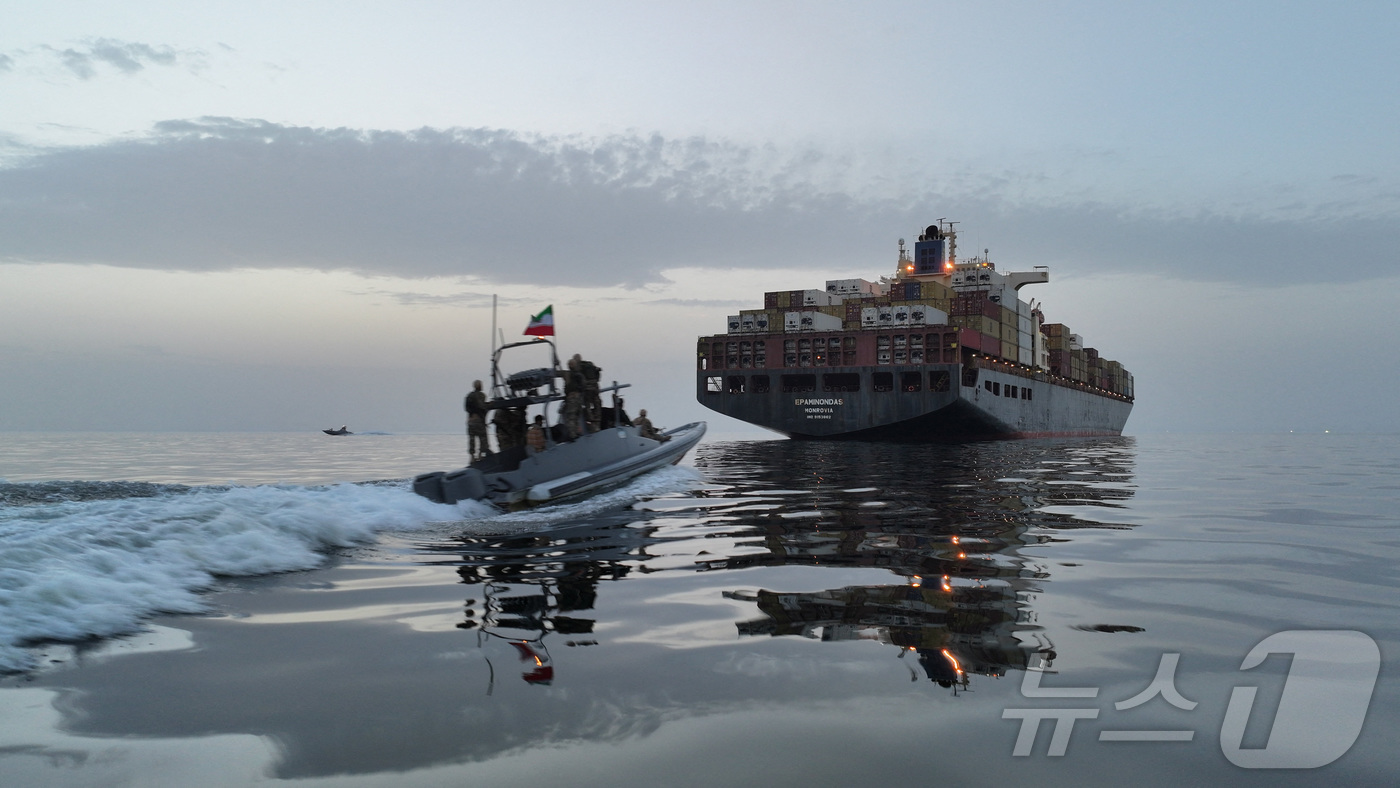 (로이터=뉴스1) 장용석 기자 = 이란 혁명수비대(IRGC)가 24일(현지시간) 호르무즈 해협에서 화물선 '에파미논다스'호를 나포하고 있다. 2026.4.25.ⓒ 로이터=뉴스1