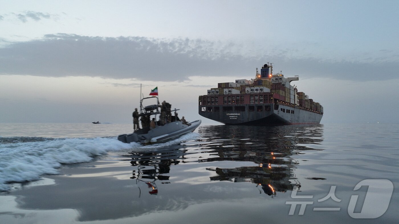 본문 이미지 - 이란 혁명수비대(IRGC)가 24일(현지시간) 호르무즈 해협에서 화물선 '에파미논다스'호를 나포하고 있다. 2026.4.25. ⓒ 로이터=뉴스1