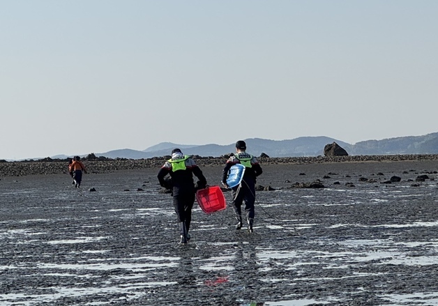 밀물 때 갯벌에 발 빠져 고립된 부녀 구조…"물때 꼭 확인해야"