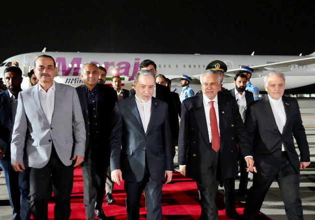 이란 외무 "美, 외교 진지한지 보겠다…파키스탄 이어 오만·러시아행