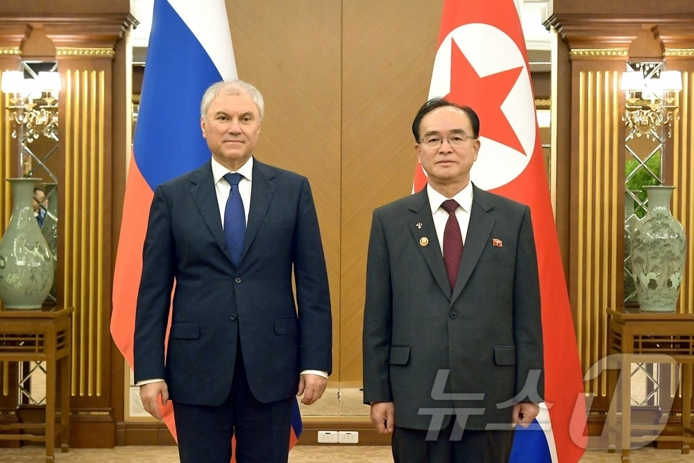 (평양 노동신문=뉴스1) = 북한 노동당 기관지 노동신문은 "4월 25일 금수산영빈관에서 조선민주주의인민공화국 최고인민회의 상임위원회 위원장 조용원 동지와 러시아연방 국가회의 의장 …