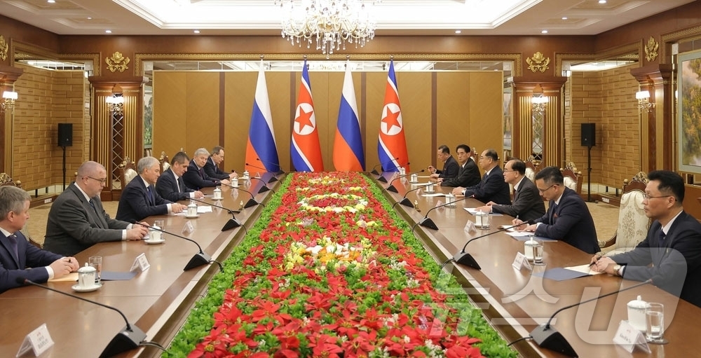 (평양 노동신문=뉴스1) = 북한 노동당 기관지 노동신문은 "4월 25일 금수산영빈관에서 조선민주주의인민공화국 최고인민회의(우리의 국회) 상임위원회 위원장 조용원 동지와 러시아연방 …