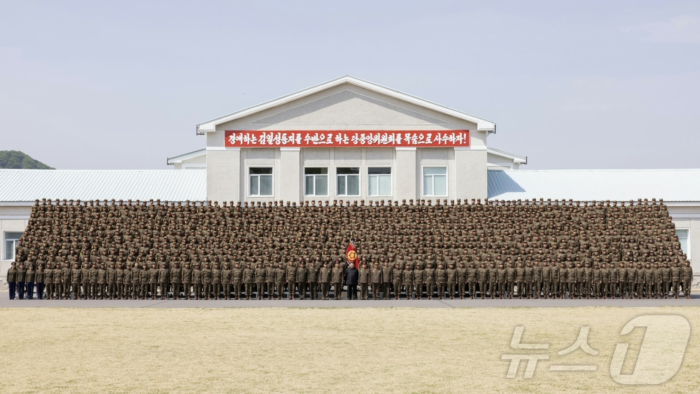 (평양 노동신문=뉴스1) = 북한 노동당 기관지 노동신문은 "조선노동당 총비서이시며 조선민주주의인민공화국 국무위원장이신 경애하는 김정은 동지께서 조선인민혁명군창건일을 맞아 25일 …