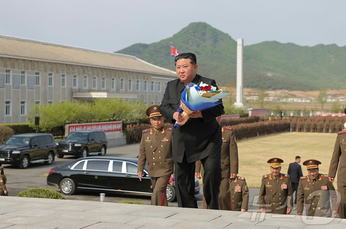 (평양 노동신문=뉴스1) = 북한 노동당 기관지 노동신문은 "조선노동당 총비서이시며 조선민주주의인민공화국 국무위원장이신 경애하는 김정은 동지께서 조선인민혁명군창건일을 맞아 25일 …