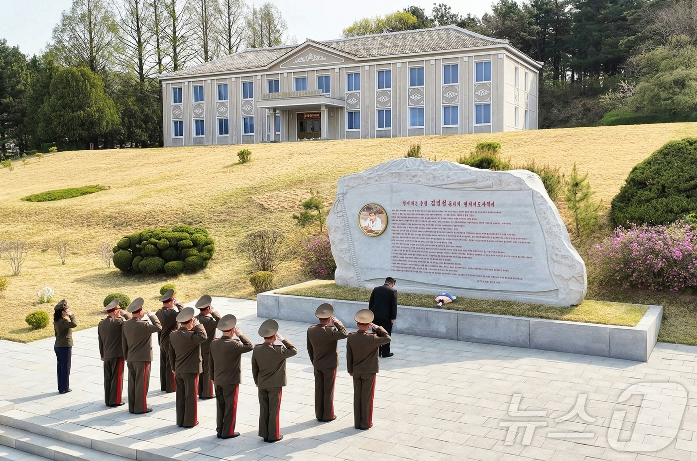(평양 노동신문=뉴스1) = 북한 노동당 기관지 노동신문은 "조선노동당 총비서이시며 조선민주주의인민공화국 국무위원장이신 경애하는 김정은 동지께서 조선인민혁명군창건일을 맞아 25일 …
