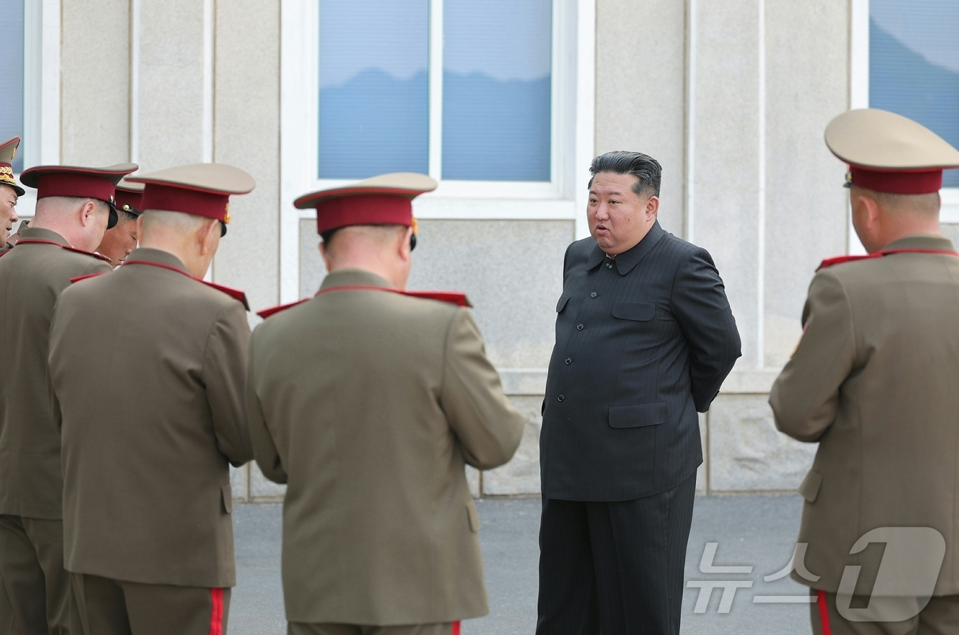 (평양 노동신문=뉴스1) = 북한 노동당 기관지 노동신문은 "조선노동당 총비서이시며 조선민주주의인민공화국 국무위원장이신 경애하는 김정은 동지께서 조선인민혁명군창건일을 맞아 25일 …