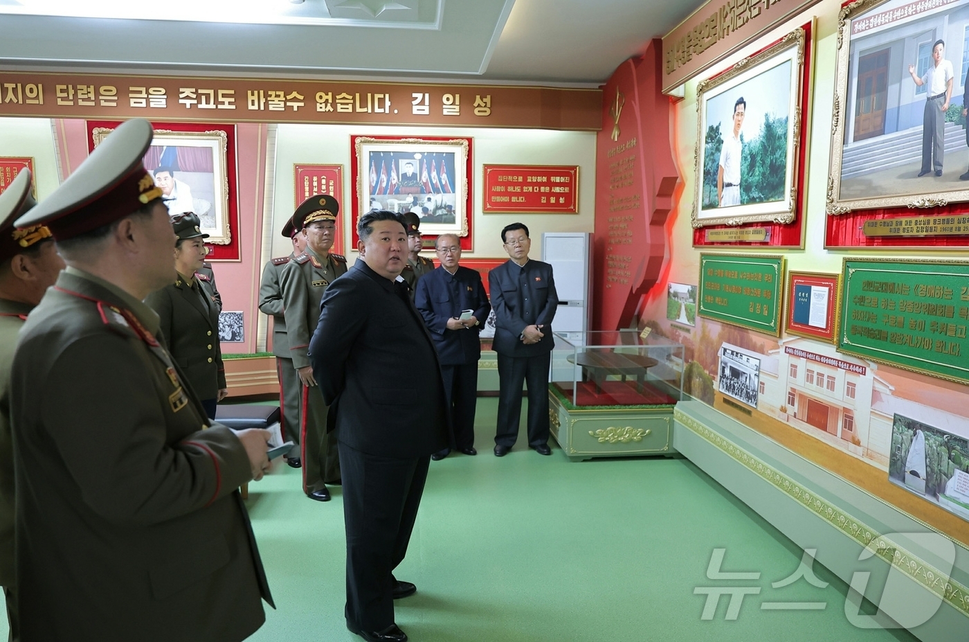 (평양 노동신문=뉴스1) = 북한 노동당 기관지 노동신문은 "조선노동당 총비서이시며 조선민주주의인민공화국 국무위원장이신 경애하는 김정은 동지께서 조선인민혁명군창건일을 맞아 25일 …