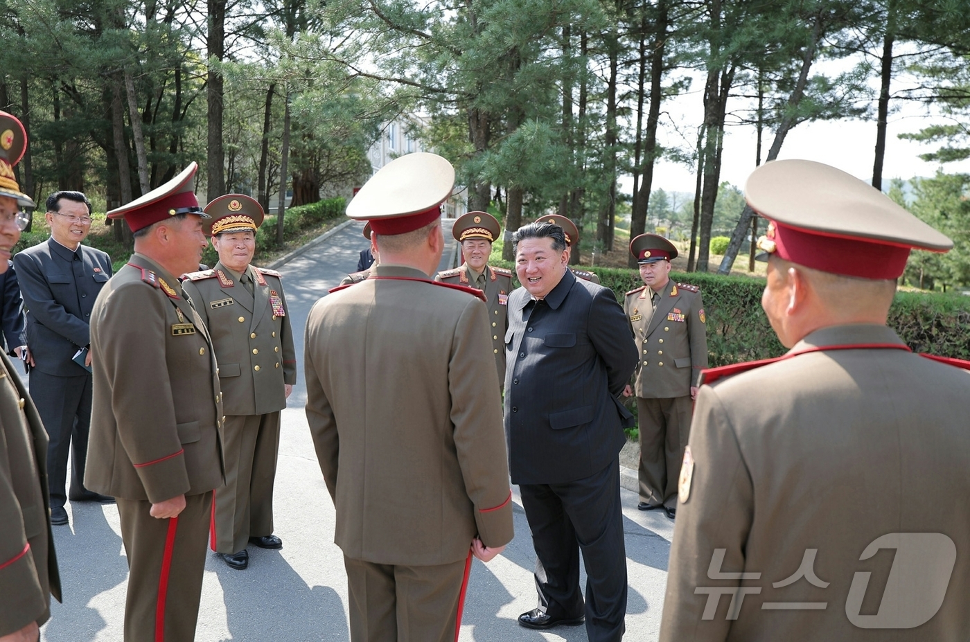 (평양 노동신문=뉴스1) = 북한 노동당 기관지 노동신문은 "조선노동당 총비서이시며 조선민주주의인민공화국 국무위원장이신 경애하는 김정은 동지께서 조선인민혁명군창건일을 맞아 25일 …