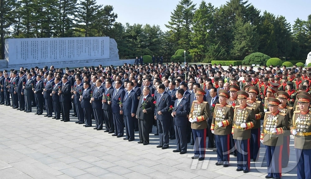 (평양 노동신문=뉴스1) = 북한 노동당 기관지 노동신문은 "조선노동당 중앙위원회 정치국 상무위원회 위원이며 조선민주주의인민공화국 내각총리인 박태성 동지와 조선로동당 중앙위원회 비 …