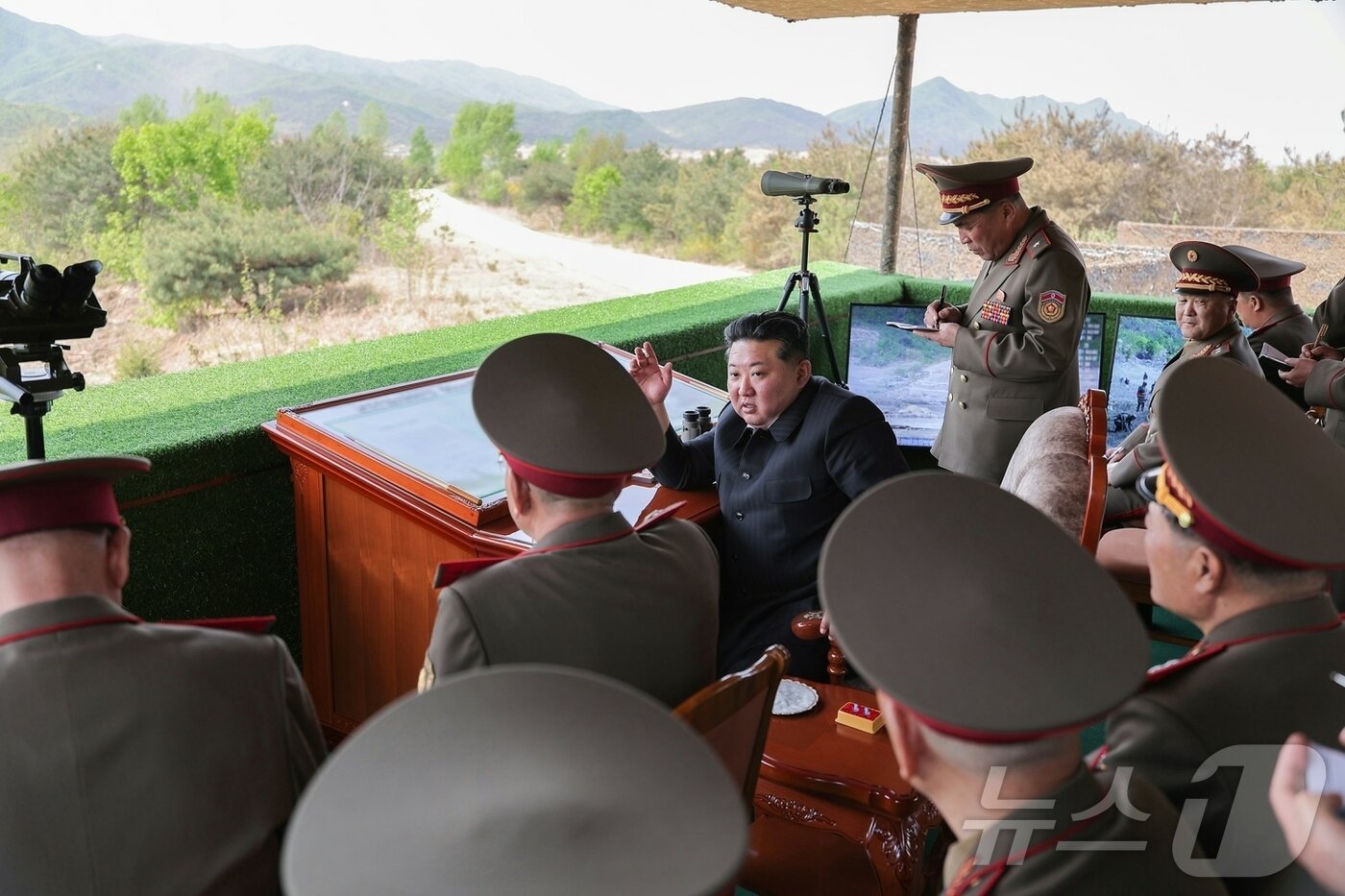본문 이미지 - (평양 노동신문=뉴스1) = 북한 노동당 기관지 노동신문은 "조선인민혁명군 창건 94주년을 맞으며 조선인민군 각급 대연합부대 관하 경보병부대 박격포병들 사이의 사격경기가 4월 25일에 진행됐다"라며 "조선노동당 총비서이시며 조선민주주의인민공화국 국무위원장이신 경애하는 김정은 동지께서 경기를 참관했다"라고 보도했다. [국내에서만 사용가능. 재배포 금지. DB 금지. For Use Only in the Republic of Korea. Redistribution Prohibited] rodongphoto@news1.kr
