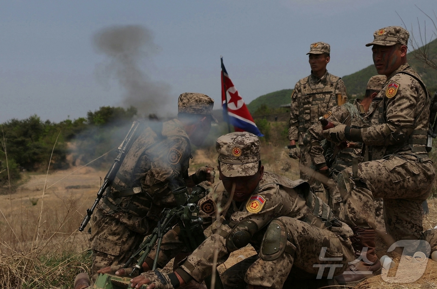 (평양 노동신문=뉴스1) = 북한 노동당 기관지 노동신문은 "조선인민혁명군 창건 94주년을 맞으며 조선인민군 각급 대연합부대 관하 경보병부대 박격포병들 사이의 사격경기가 4월 25 …
