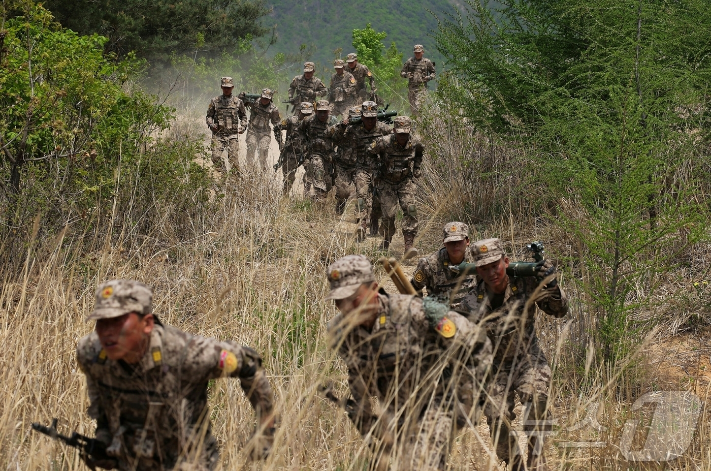 (평양 노동신문=뉴스1) = 북한 노동당 기관지 노동신문은 "조선인민혁명군 창건 94주년을 맞으며 조선인민군 각급 대연합부대 관하 경보병부대 박격포병들 사이의 사격경기가 4월 25 …