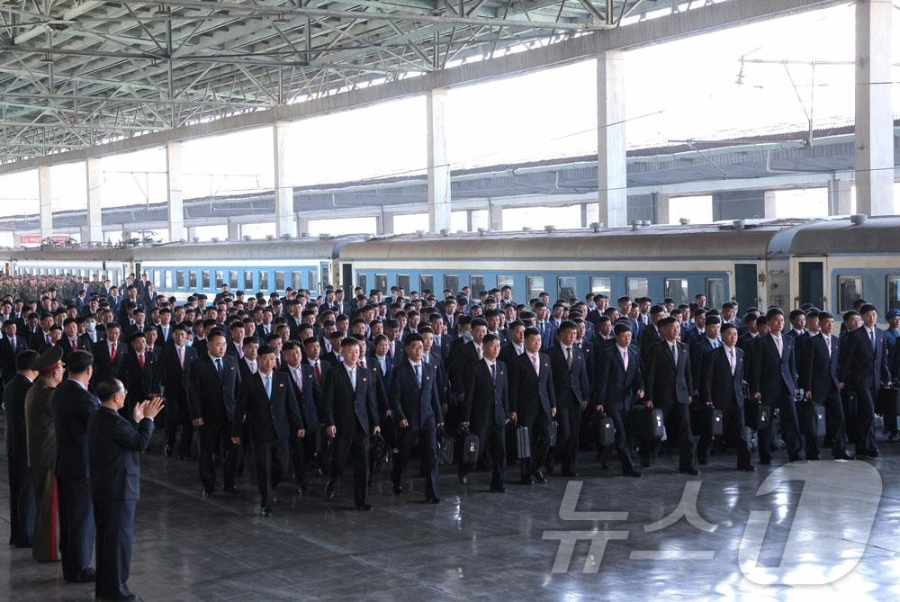 (평양 노동신문=뉴스1) = 북한 노동당 기관지 노동신문은 "조선노동당 제9차 대회 사상과 정신을 높이 받들고 우리 국가의 전면적 융성을 가속화하기 위한 투쟁에서 청년전위들의 혁명 …