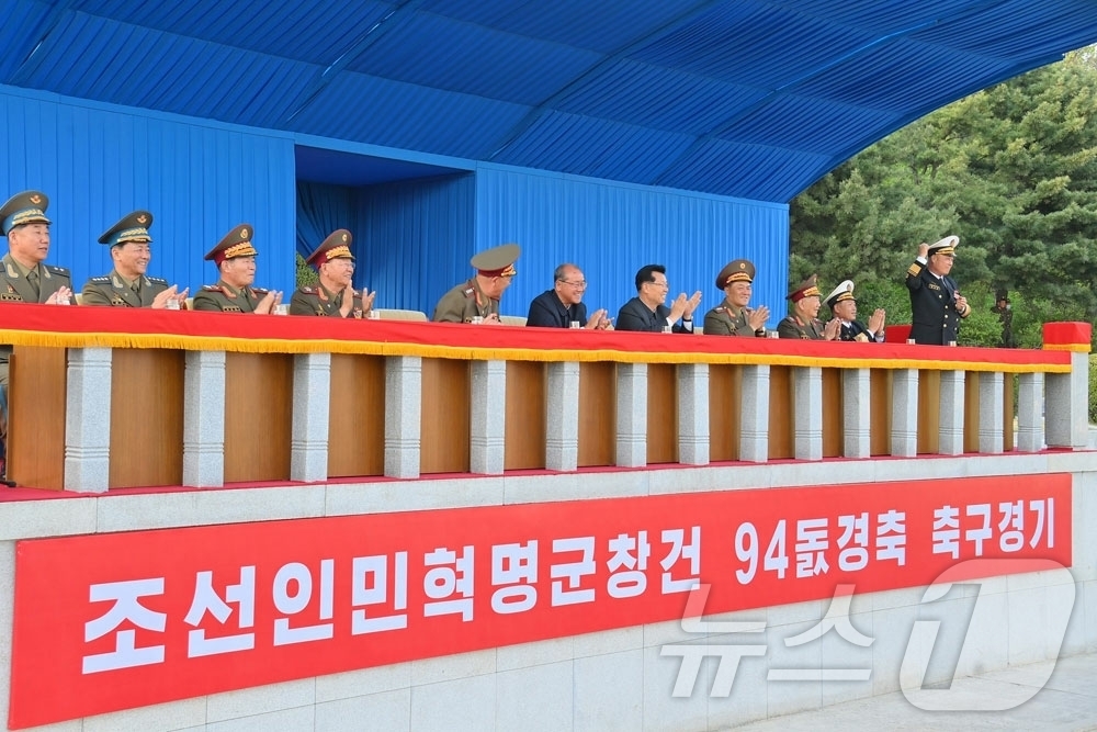 (평양 노동신문=뉴스1) = 북한 노동당 기관지 노동신문은 "우리 인민의 혁명적 명절인 조선인민혁명군 창건절에 즈음해 해군 '갈매기'팀과 공군 '제비'팀 사이의 축구경기가 25일에 …
