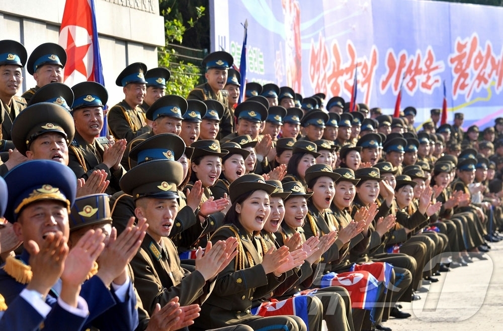 (평양 노동신문=뉴스1) = 북한 노동당 기관지 노동신문은 "우리 인민의 혁명적 명절인 조선인민혁명군 창건절에 즈음해 해군 '갈매기'팀과 공군 '제비'팀 사이의 축구경기가 25일에 …