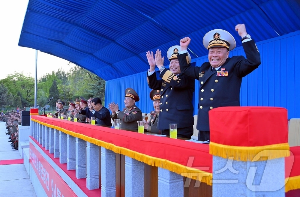 (평양 노동신문=뉴스1) = 북한 노동당 기관지 노동신문은 "우리 인민의 혁명적 명절인 조선인민혁명군 창건절에 즈음해 해군 '갈매기'팀과 공군 '제비'팀 사이의 축구경기가 25일에 …