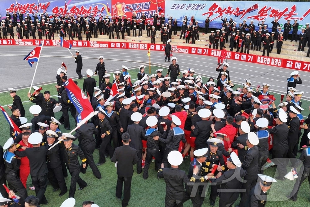 (평양 노동신문=뉴스1) = 북한 노동당 기관지 노동신문은 "우리 인민의 혁명적 명절인 조선인민혁명군 창건절에 즈음해 해군 '갈매기'팀과 공군 '제비'팀 사이의 축구경기가 25일에 …