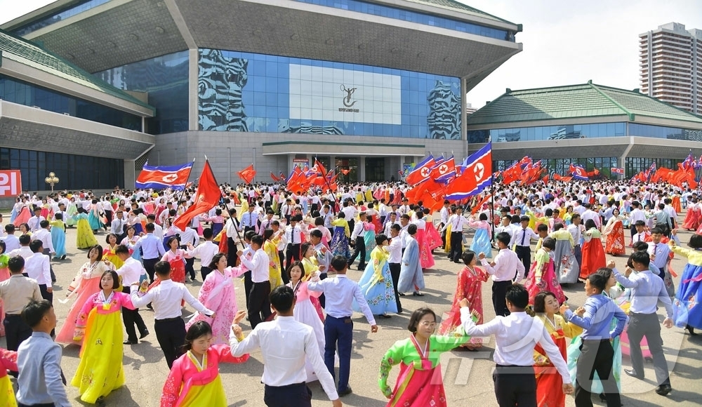 (평양 노동신문=뉴스1) = 북한 노동당 기관지 노동신문은 "조선인민혁명군 창건 94주년 경축 평양시청년학생들의 무도회가 25일 평양교예극장앞에서 진행됐다"라고 보도했다. [국내에 …
