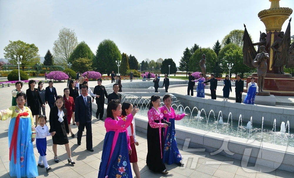 (평양 노동신문=뉴스1) = 북한 노동당 기관지 노동신문은 "위대한 당 중앙의 영도 따라 당 제9차 당 대회가 내세운 투쟁 목표 실현을 향하여 필승의 신심 드높이 나아가는 각지 인 …