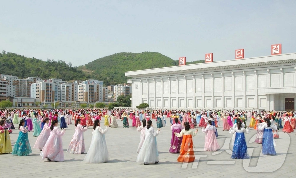 (평양 노동신문=뉴스1) = 북한 노동당 기관지 노동신문은 "위대한 당 중앙의 영도 따라 당 제9차 당 대회가 내세운 투쟁 목표 실현을 향하여 필승의 신심 드높이 나아가는 각지 인 …