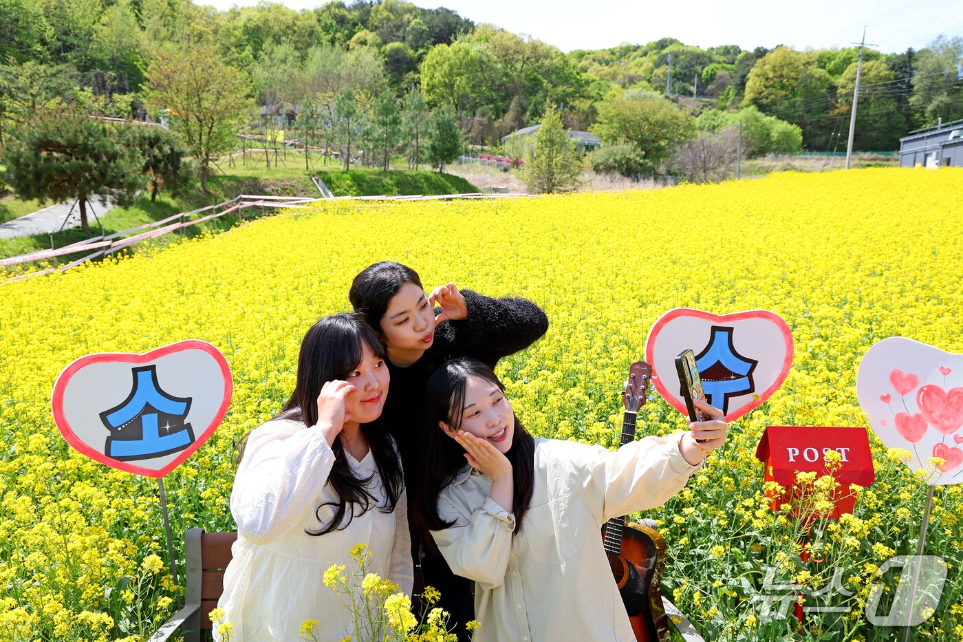 본문 이미지 - 소수 봄나물 축제장 유체꽃밭에서 관람객이 기념 사진을 찍고 있다(괴산군 제공. 재판매 및 DB금지)