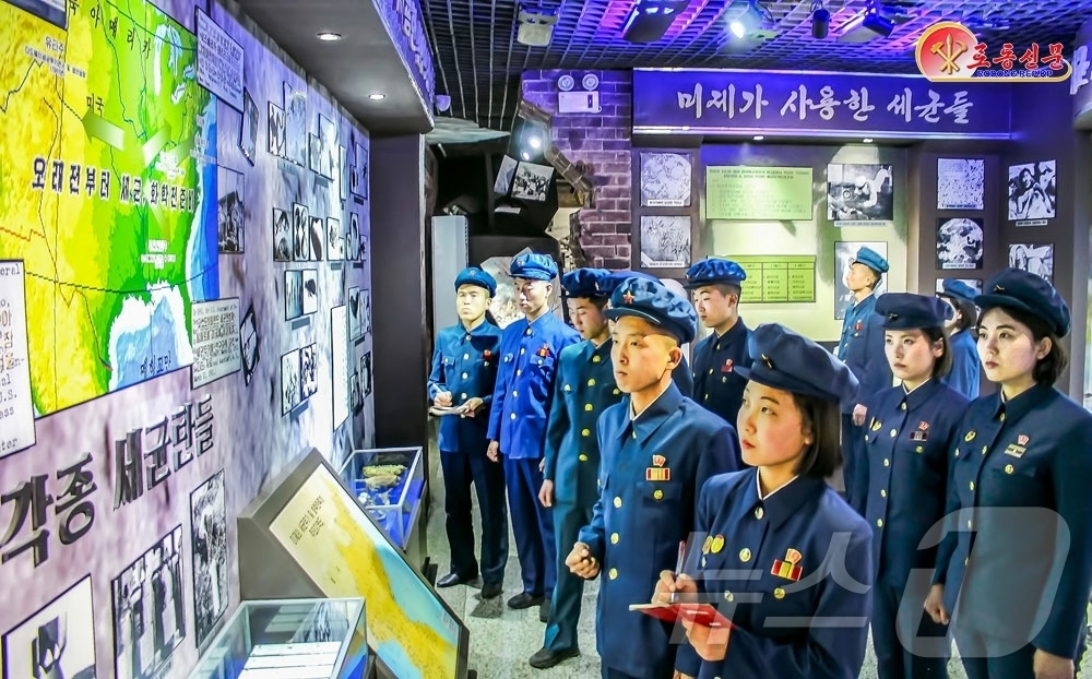 (평양 노동신문=뉴스1) = 북한 노동당 기관지 노동신문은 26일 "미제의 야수적 만행에 치솟는 격분을 금치 못하는 속도전 청년돌격대 대원들"이라며 중앙계급교양관의 모습을 전했다. …