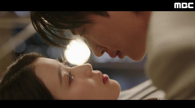 '21세기 대군부인' 아이유♥변우석, 로맨틱 입맞춤…11.2% 자체최고시청률