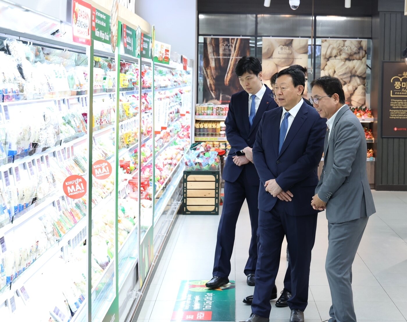 본문 이미지 - 신동빈 롯데그룹 회장(오른쪽 두번째)이 23일 베트남 하노이에 위치한 롯데몰 웨스트레이크 하노이를 찾아 롯데마트 매장을 시찰하고 있다.(롯데지주 제공). 